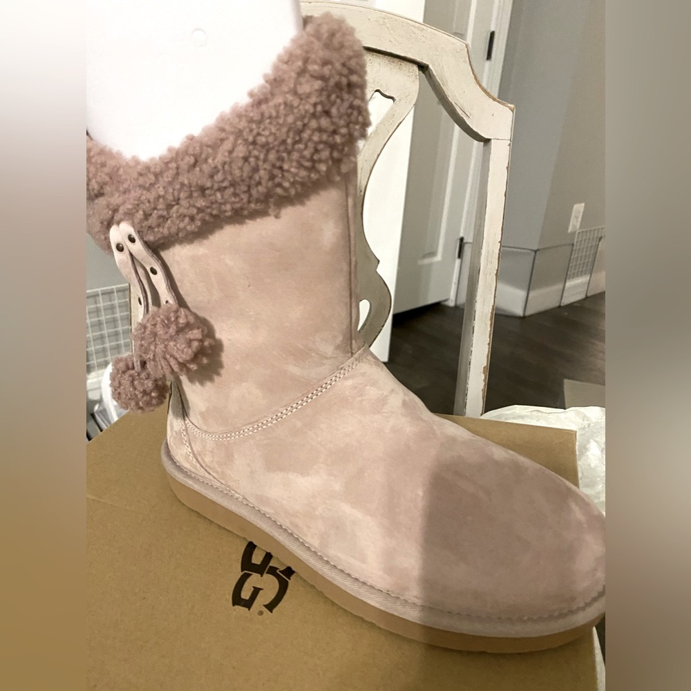 Plumdale boot dusty rose
More fitted, not loose like classic uggs. With box.